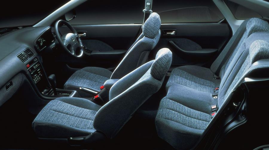Интерьер Honda Ascot Innova 2.0 Si 1992 года  (фото 3 из 10)